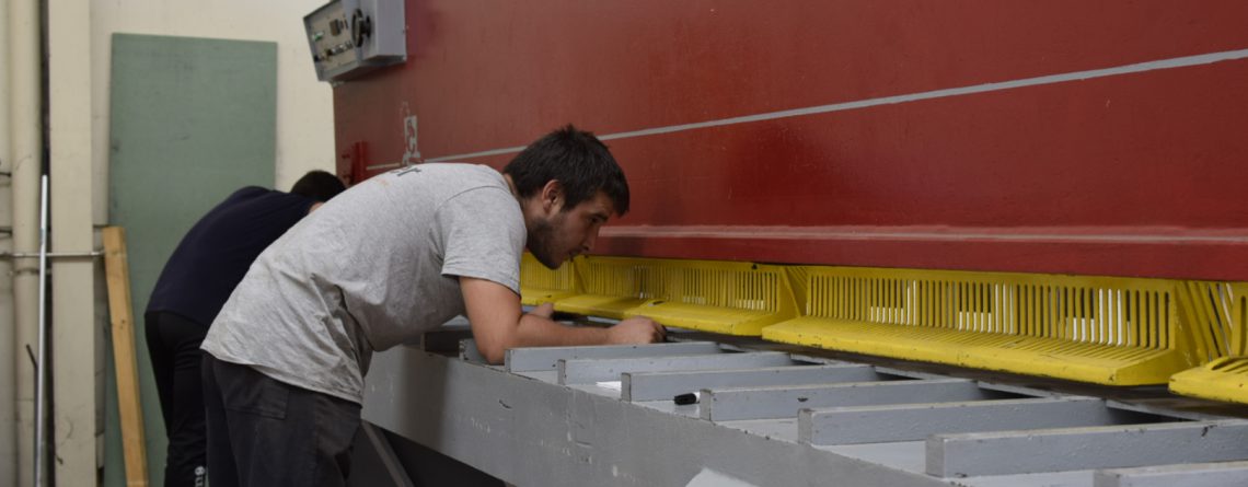 Máquina de plegado metálico en funcionamiento